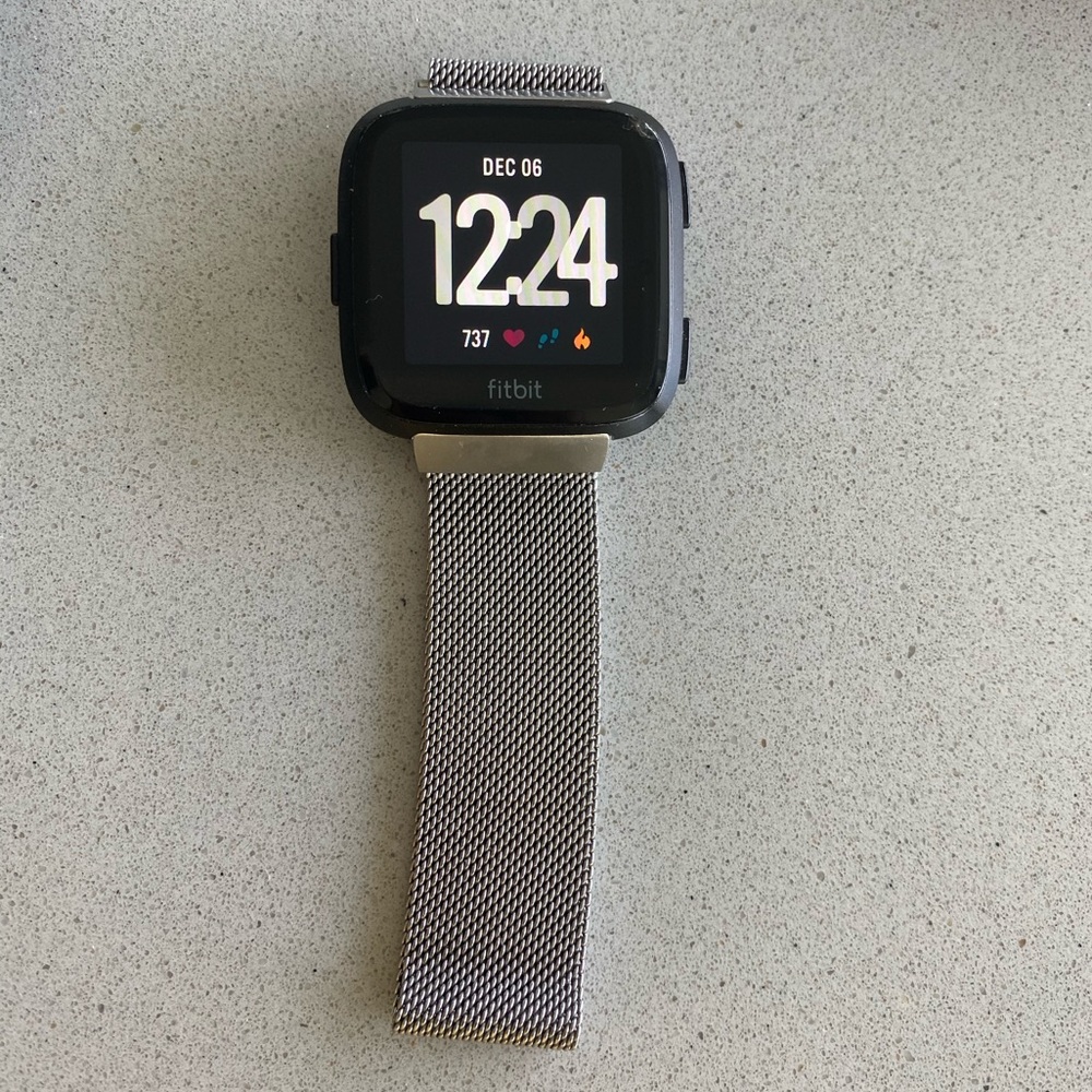 FITBIT VERSA- preloved great condition!